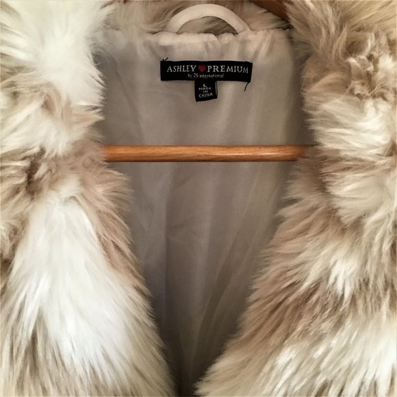 Ashley Premium Fur Vest - Picture 6 of 7